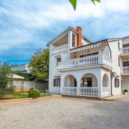 2 Bedroom Cozy Apartment In Omišalj Kültér fotó