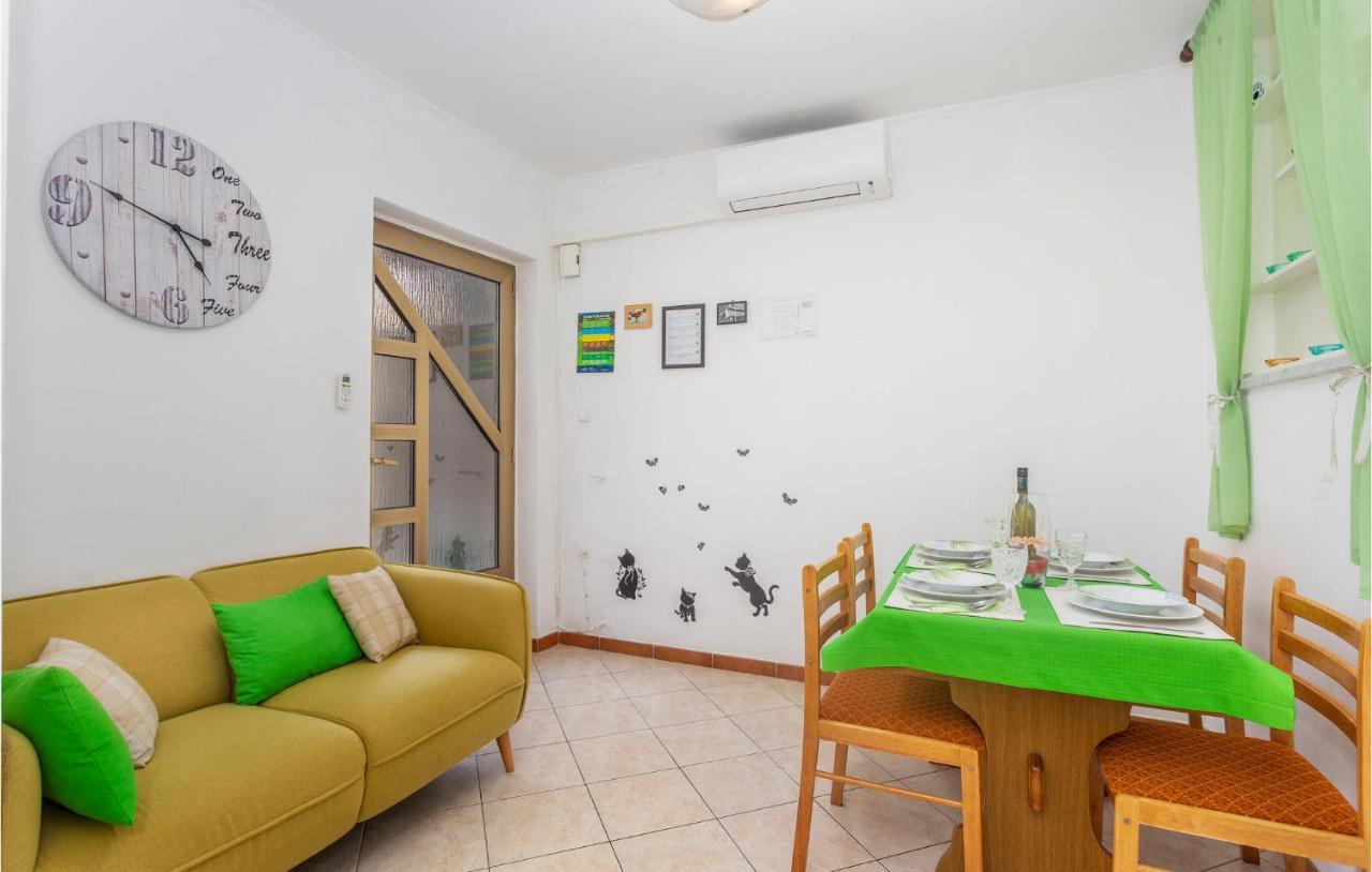 2 Bedroom Cozy Apartment In Omišalj Kültér fotó