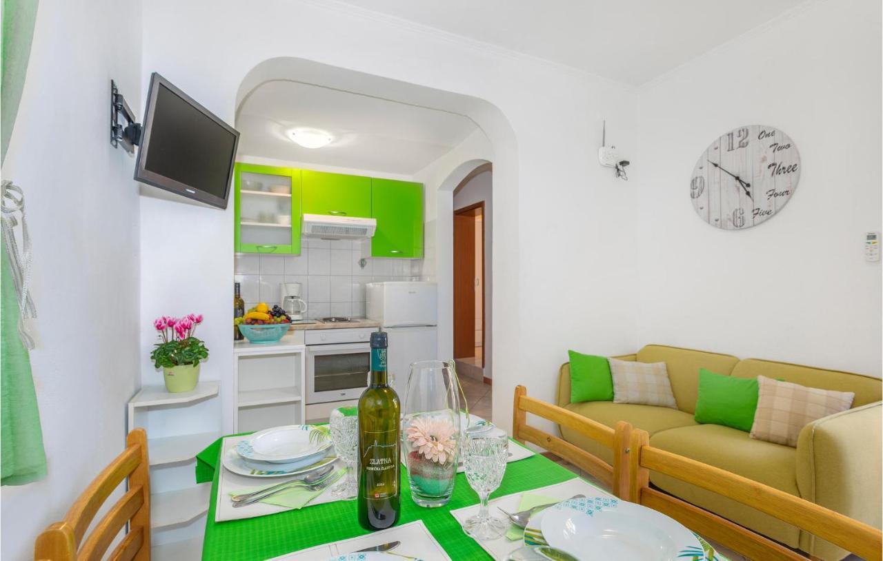2 Bedroom Cozy Apartment In Omišalj Kültér fotó