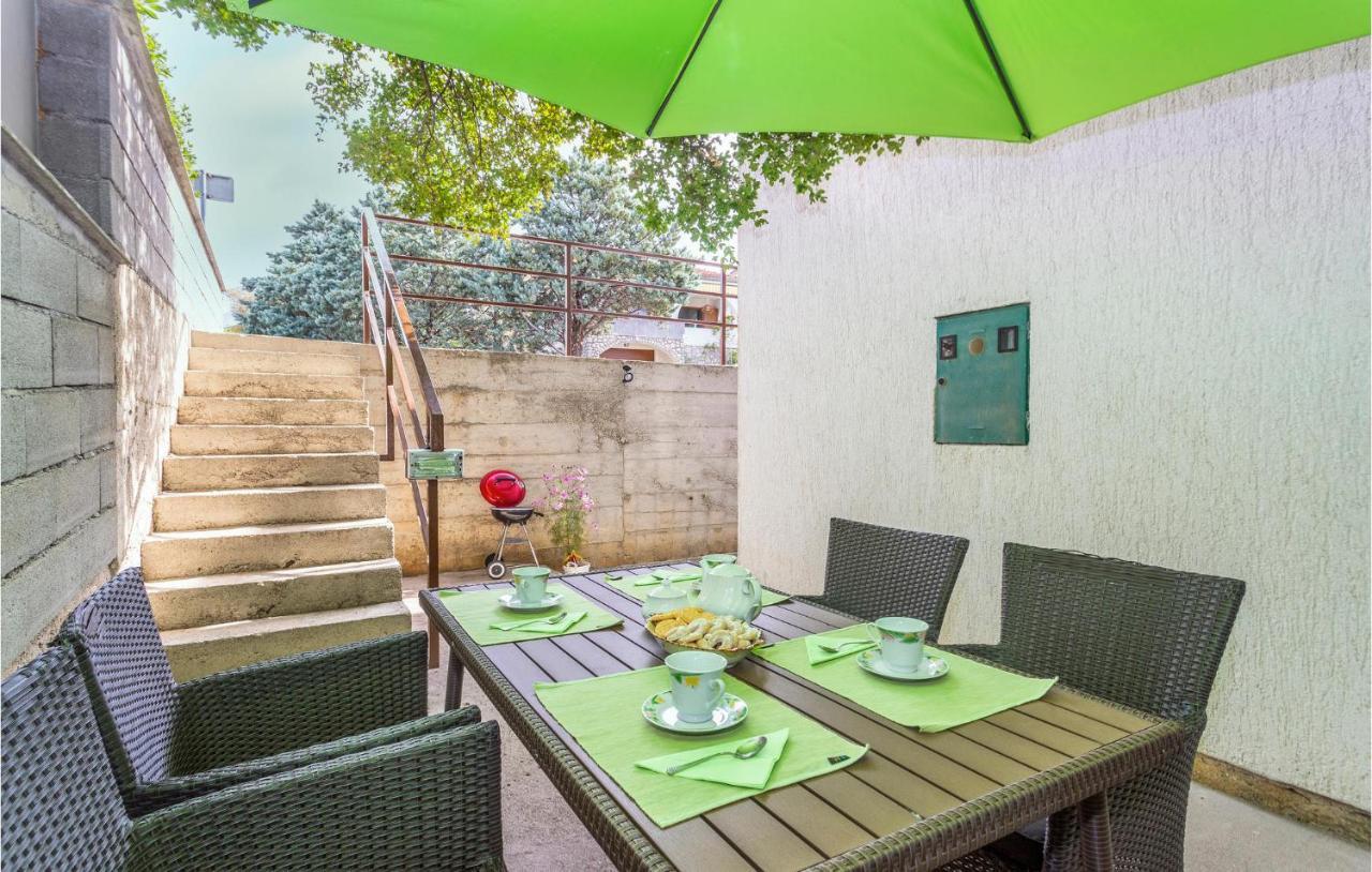 2 Bedroom Cozy Apartment In Omišalj Kültér fotó