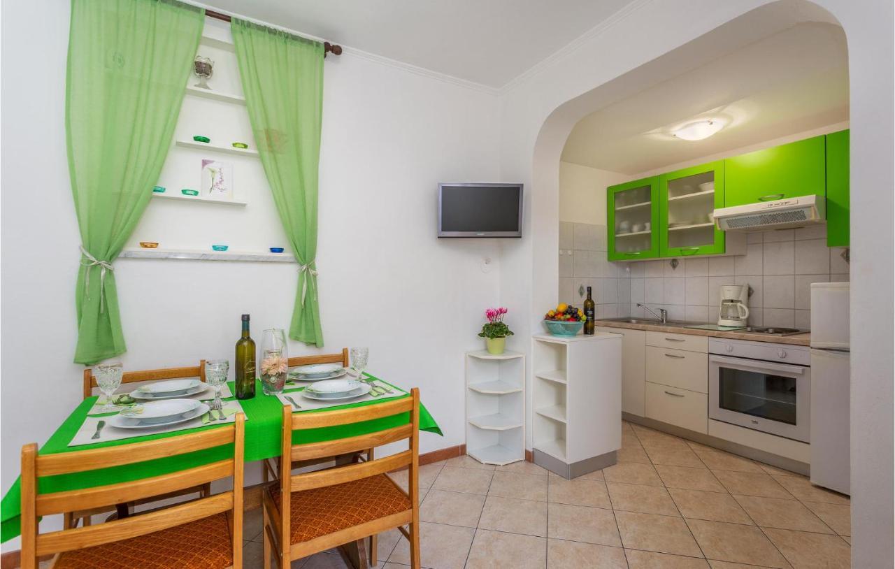 2 Bedroom Cozy Apartment In Omišalj Kültér fotó