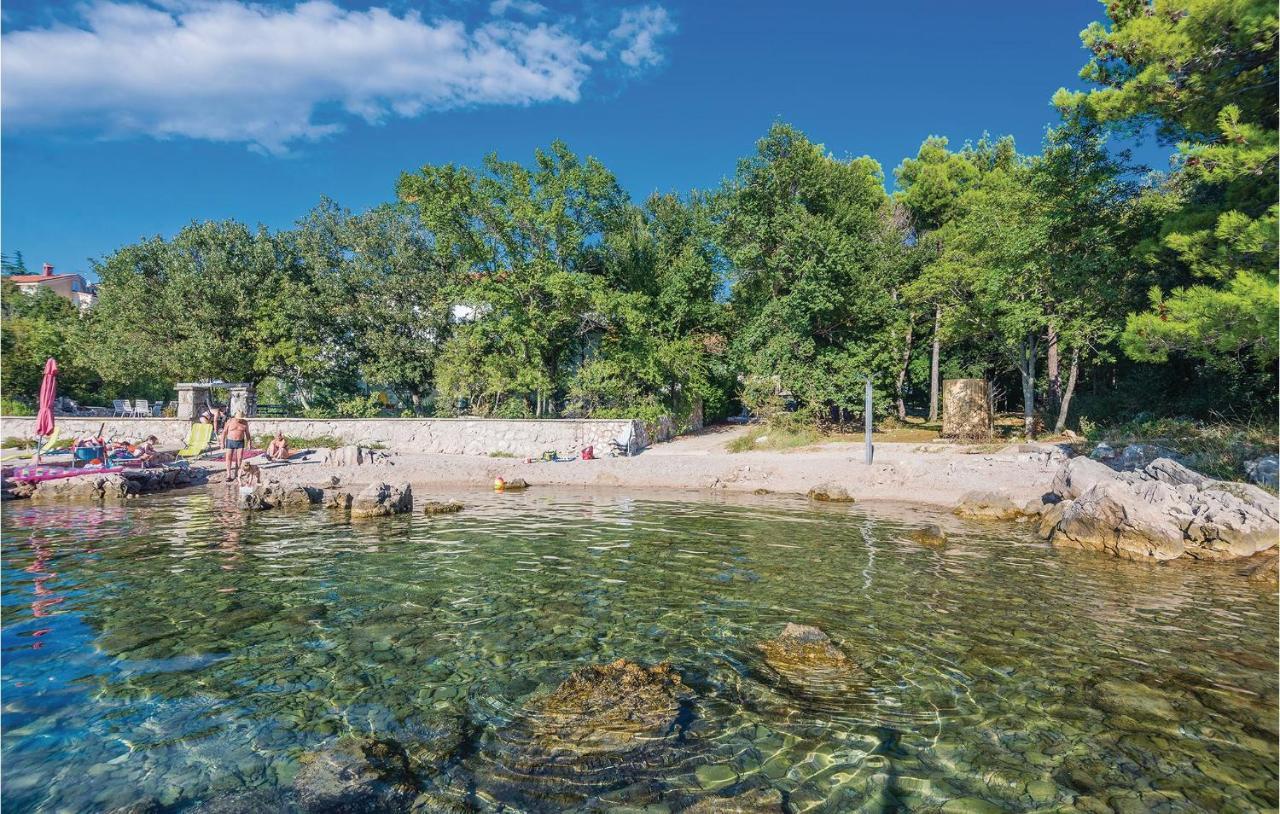 2 Bedroom Cozy Apartment In Omišalj Kültér fotó