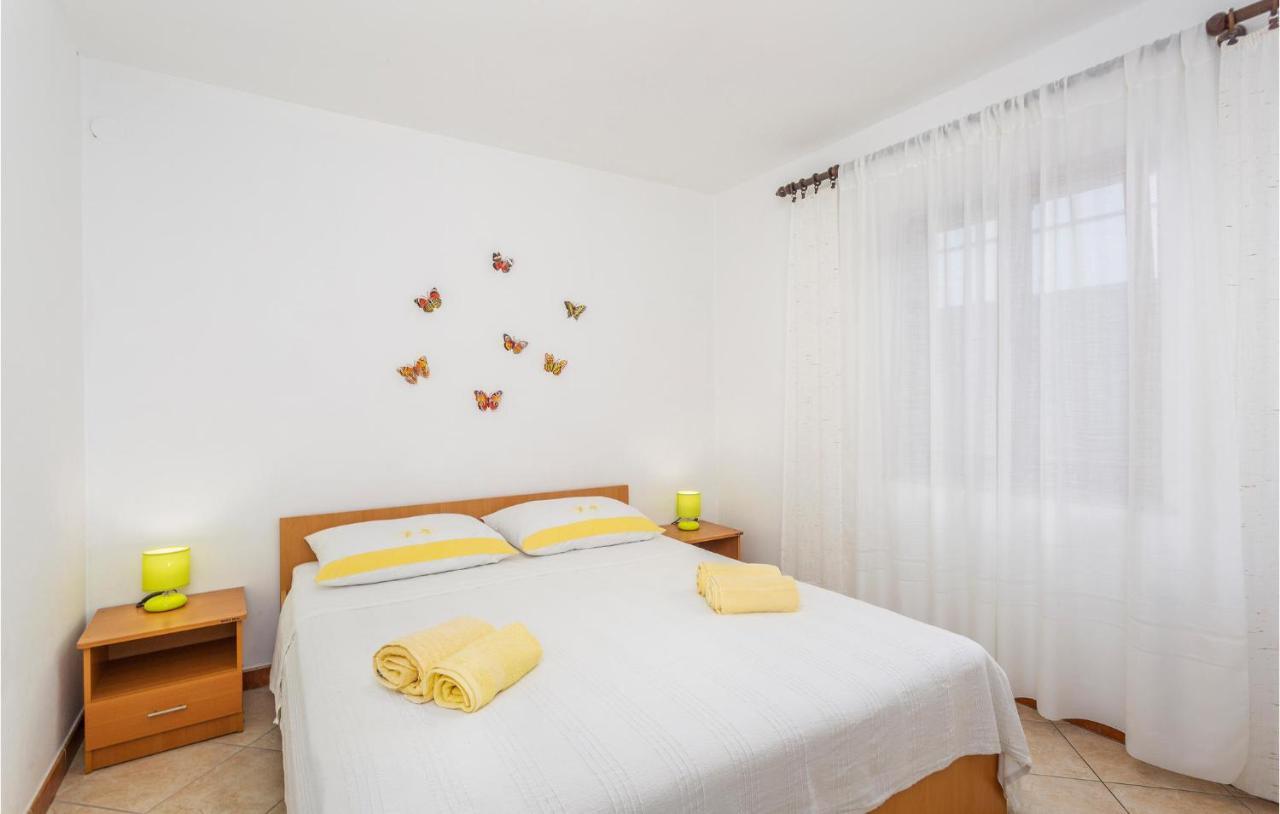 2 Bedroom Cozy Apartment In Omišalj Kültér fotó
