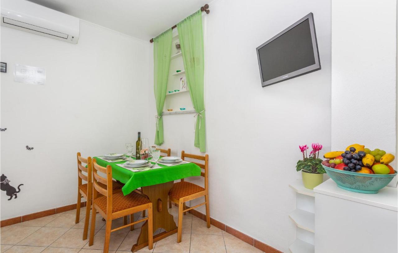 2 Bedroom Cozy Apartment In Omišalj Kültér fotó
