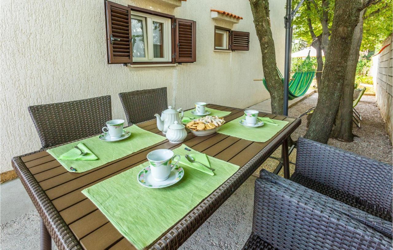 2 Bedroom Cozy Apartment In Omišalj Kültér fotó