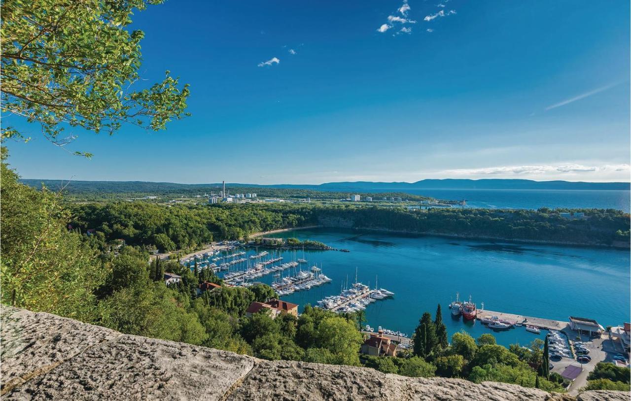 2 Bedroom Cozy Apartment In Omišalj Kültér fotó