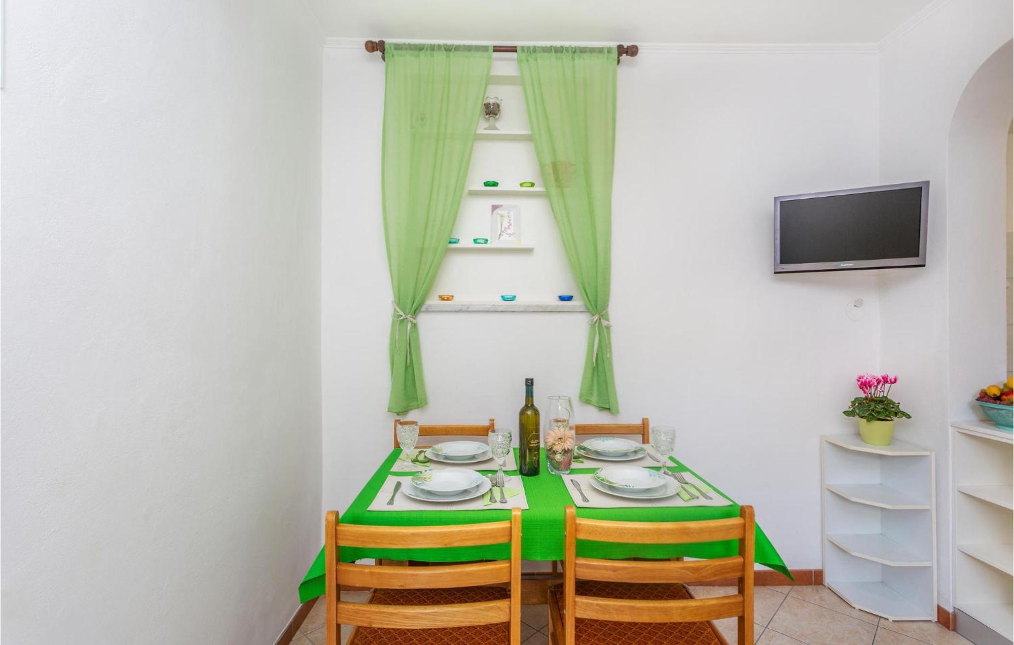 2 Bedroom Cozy Apartment In Omišalj Kültér fotó